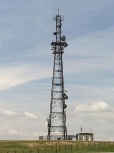 My sources tell me that this looks like a combination of an ILS and a communications tower. 